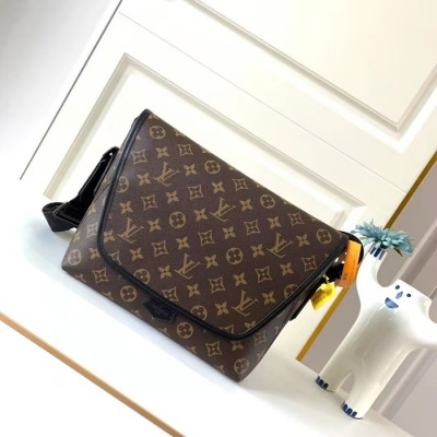 Louis Vuitton 2022 Monogram Leather Shoulder Bag,31cm - 루이비통 2022 모노그램 레더 남성용 숄더백,LOUB0726,31cm,브라운