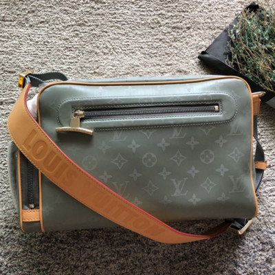 Louis Vuitton 2018 Monogram Messenger Camera Shoulder Bag,26cm - 루이비통 2018 모노그램 메신저 남성용 카메라 숄더백 LOUB0775 ,26cm,그레이