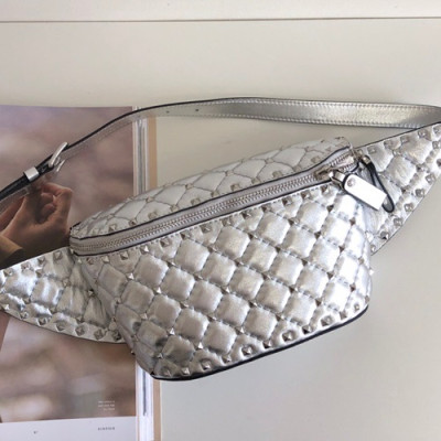 [블링블링 HOT 잇템]Valentino 2019 Leather Garavani Rockstud Spike Belt Bag,19.5/24CM - 발렌티노 2019 레더 가라바니 락스터드 스파이크 벨트백, VTB0266,19.5/24CM,실버