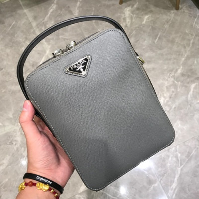 Prada 2019 Brique Saffiano Shoulder Bag,20CM - 프라다 2019 브리크 사피아노 남성용 숄더백,2VH066-3,20cm,그레이