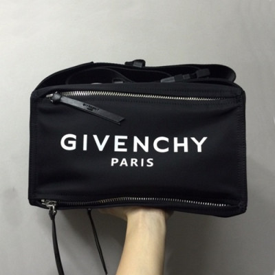 Givenchy  2019 Nylon Hip Sack Belt Bag / Shoulder Bag,30cm - 지방시 2019 나일론 남성용 힙색 벨트백 / 숄더백,GVB0215,30cm,블랙