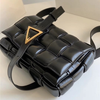 [보테가 베네타] Bottega Veneta 2020 Padded Cassette Bag/Shoulder Bag,25cm  -  보테가 베네타 2020 패드 카세트 백  / 숄더백,BVB0584,25cm,블랙