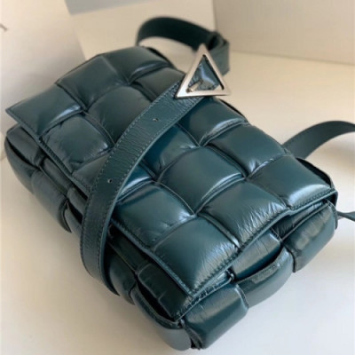 [보테가 베네타] Bottega Veneta 2020 Padded Cassette Bag/Shoulder Bag,25cm  -  보테가 베네타 2020 패드 카세트 백  / 숄더백,BVB0585,25cm,블루