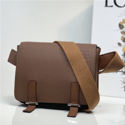 [로에베] Loevve 2020 Men's Military Messenger Shoulder Bag, 18cm - 로에베 2020 남성용 밀리터리 메신저 숄더백, 18cm, LOEB0457, 브라운